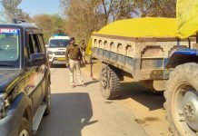 करमचट थाना ने ओवरलोडिंग ट्रैक्टर को किया जप्त