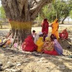 पूजा करती महिलाएं का फोटो