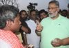 बेगूसराय में भीषण अगलगी में पप्पू यादव पहुंचे और लोगो को किया मदद सांसद पर खूब गरजे 15 दिन के लिए लगाए भोजन की शिविर पप्पू यादव लोगो से बात करते हुए