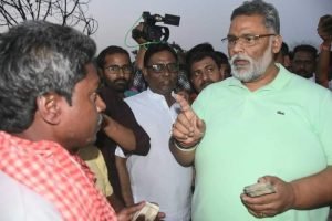 पप्पू यादव लोगो से बात करते हुए 