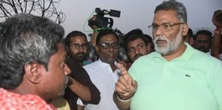 पप्पू यादव लोगो से बात करते हुए